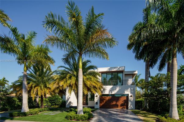 Attached, Exterior, Facade, Modern