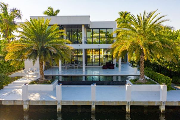 Exterior, Facade, Pool, Modern