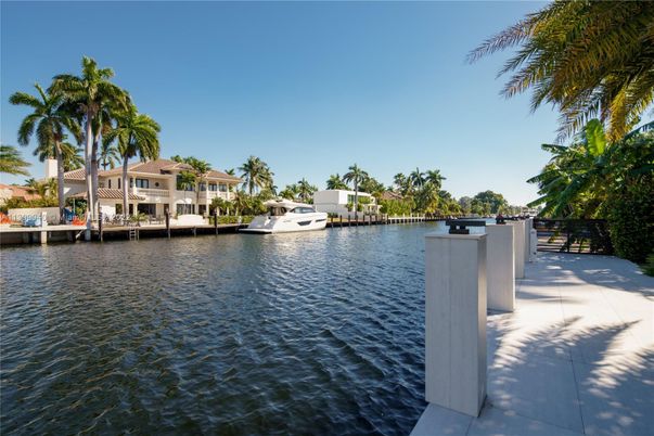 Exterior, Lake