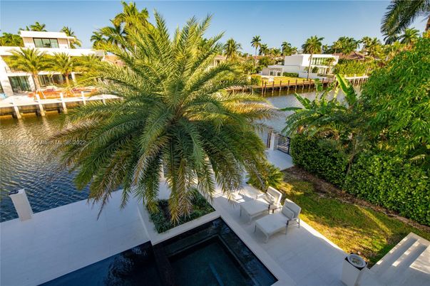 Exterior, Lake, Pool