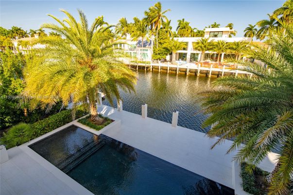 Exterior, Lake, Pool