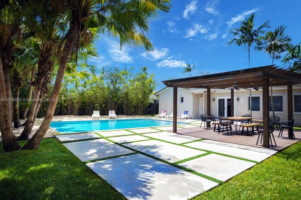 Exterior, Pool