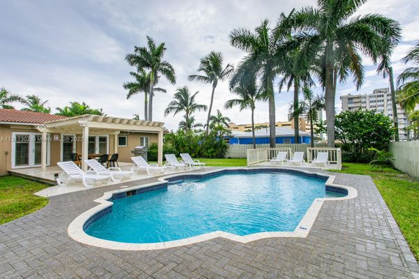 Exterior, Pool