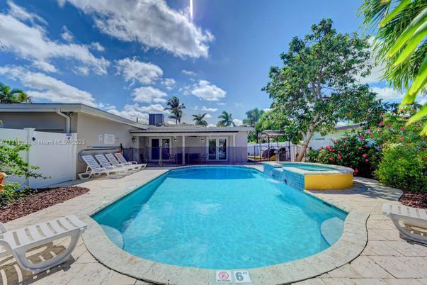 Exterior, Pool