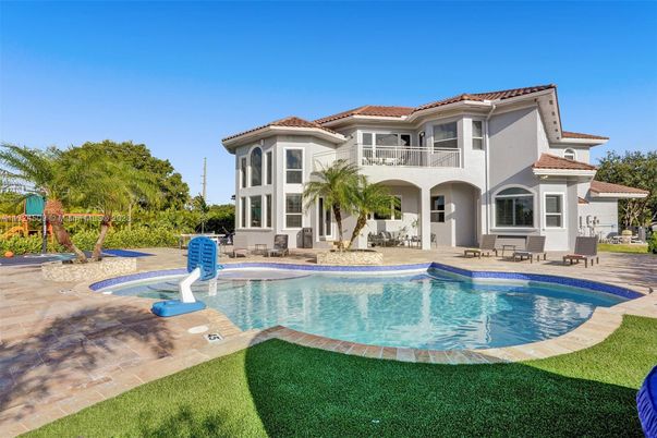 Exterior, Pool