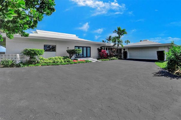 Attached, Exterior, Facade, Ranch
