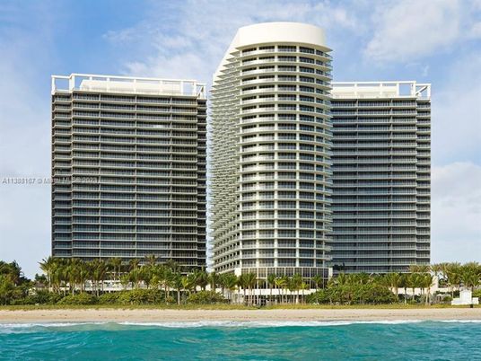 Exterior, Facade, Pool, Highrise