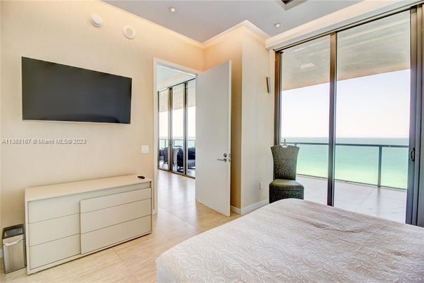 Bedroom, Interior, Recessed Lighting, Water, Wood Texture Flooring