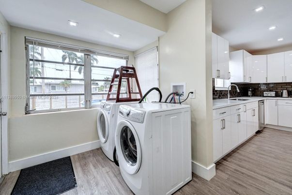 Interior, Recessed Lighting, Washer, Wood Texture Flooring