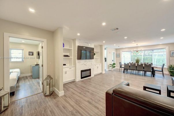 Dining room, Fireplace, Interior, Pendant Lights, Recessed Lighting, Wood Texture Flooring