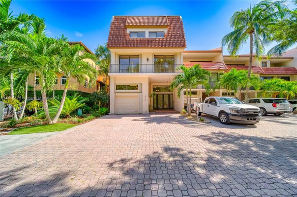 Attached, Exterior, Facade, Mediterranean