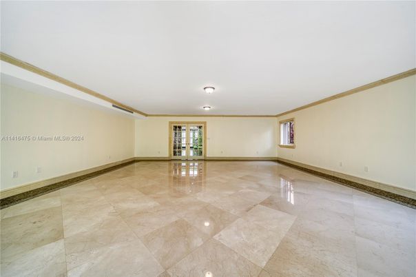 Empty room, Interior
