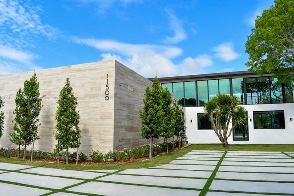 Exterior, Facade, Modern