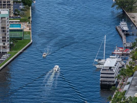 Exterior, Lake