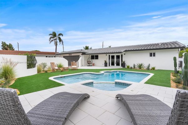 Exterior, Pool