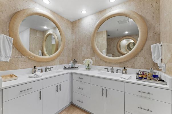 Bathroom, Dual Sink Vanities, Interior, Recessed Lighting