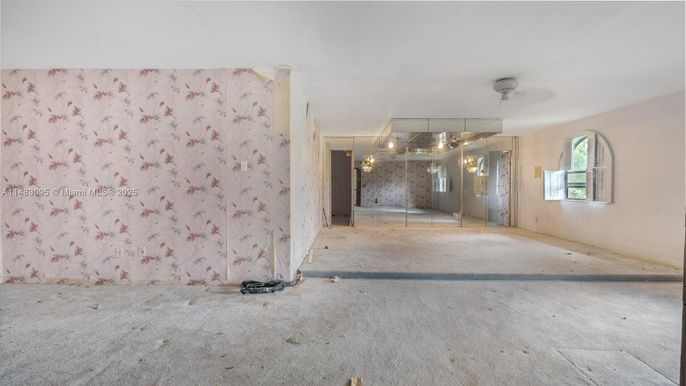 Empty room, Interior