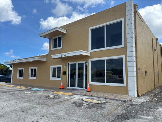 Exterior, Facade, Modern
