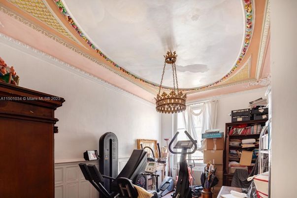 Chandelier, Fitness Equipment, Interior
