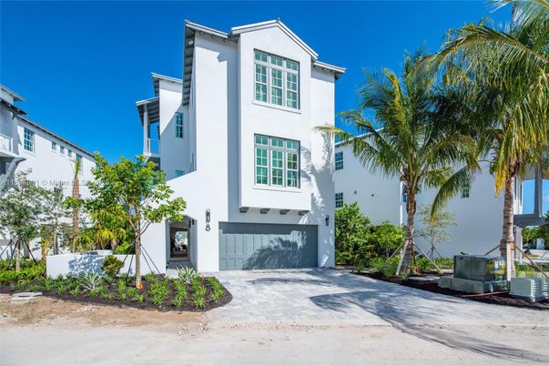 Attached, Exterior, Facade, Spanish Mediterranean