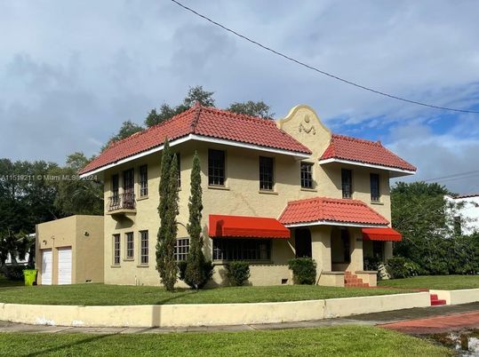 Attached, Exterior, Facade, Mediterranean