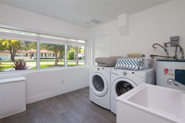 Interior, Washer, Wood Texture Flooring