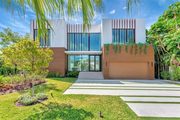 Attached, Backyard, Exterior, Facade, Modern