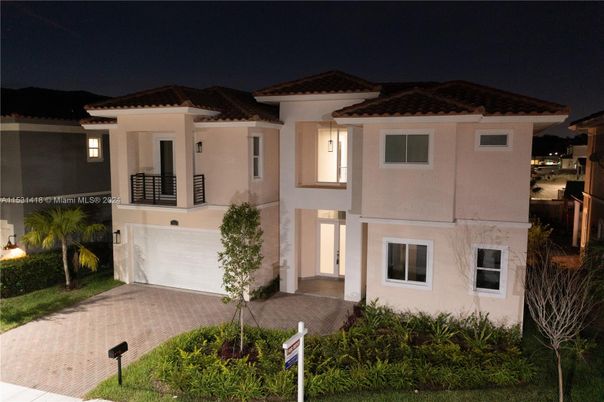 Attached, Exterior, Facade, Mediterranean