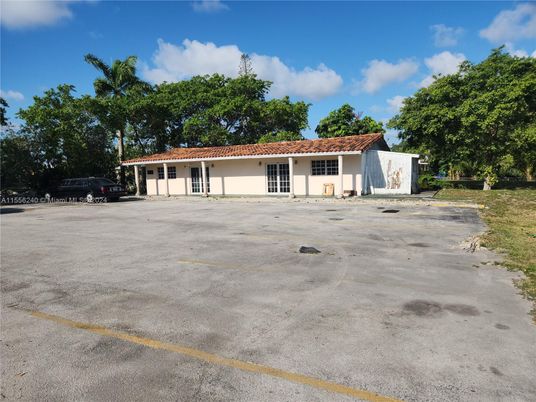 Backyard, Exterior, Facade, Ranch