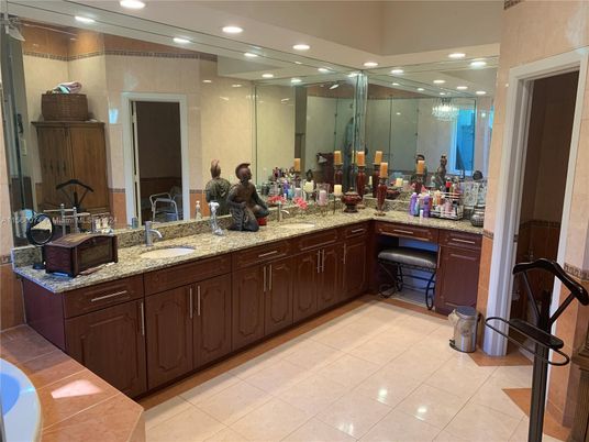 Bathroom, Dual Sink Vanities, Interior, Recessed Lighting