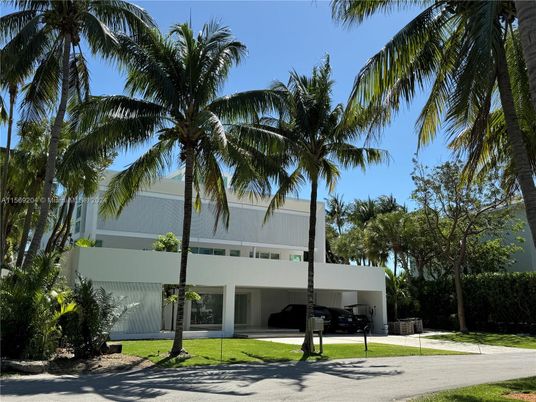 Exterior, Facade, Modern