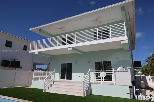 Exterior, Facade, Modern
