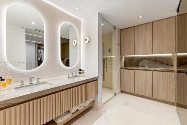 Bathroom, Dual Sink Vanities, Interior, Recessed Lighting