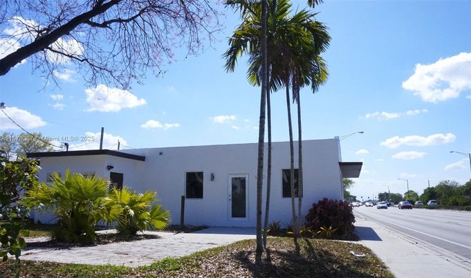 Exterior, Facade, Modern