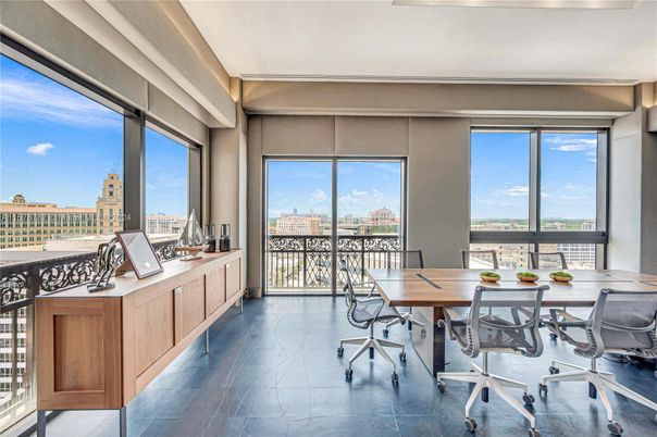 Home Office, Interior