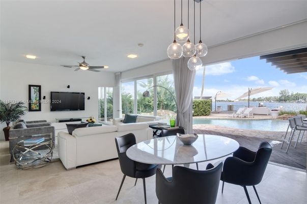 Dining room, Interior, Living room, Pendant Lights, Recessed Lighting, Water