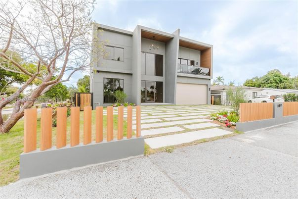 Attached, Backyard, Exterior, Facade, Modern