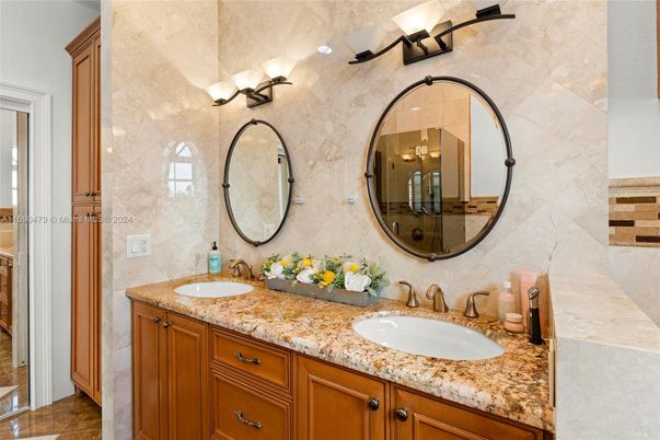 Bathroom, Dual Sink Vanities, Interior