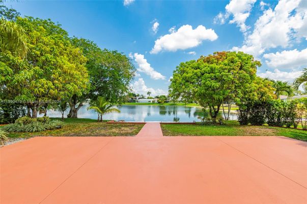 Exterior, Lake