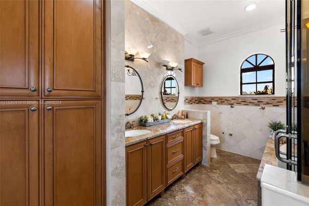Bathroom, Dual Sink Vanities, Interior, Recessed Lighting