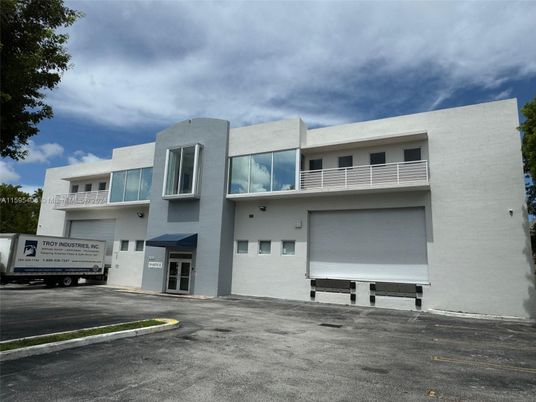 Attached, Exterior, Facade, Modern