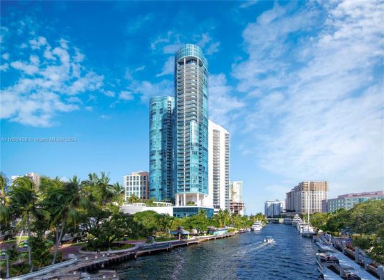 Exterior, Facade, Lake, Highrise