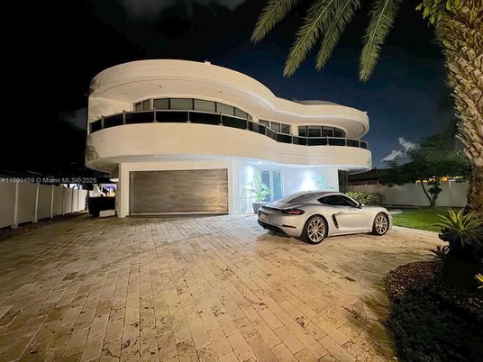Attached, Exterior, Facade, Modern