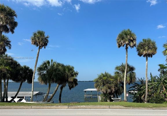 Exterior, Lake