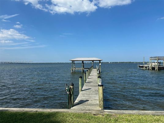 Exterior, Lake
