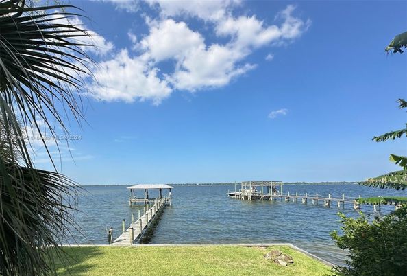 Exterior, Lake