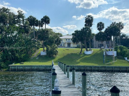 Exterior, Lake