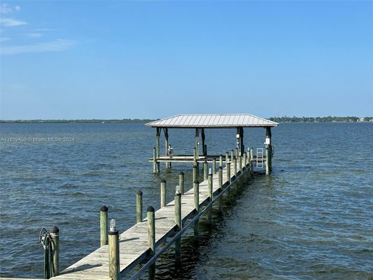 Exterior, Lake