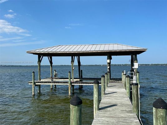 Exterior, Lake