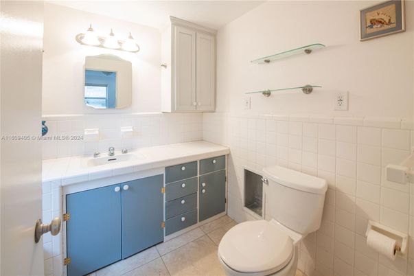 Bathroom, Interior, Tile Countertops